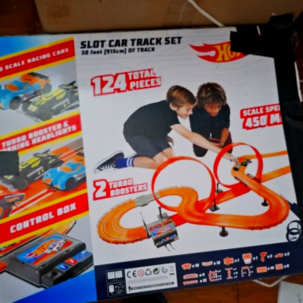 Hot wheels slot car race track set